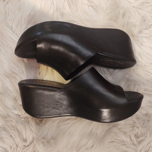 KorkEase Shoes Korkease All Black Leather Overlasted Greer Wedge